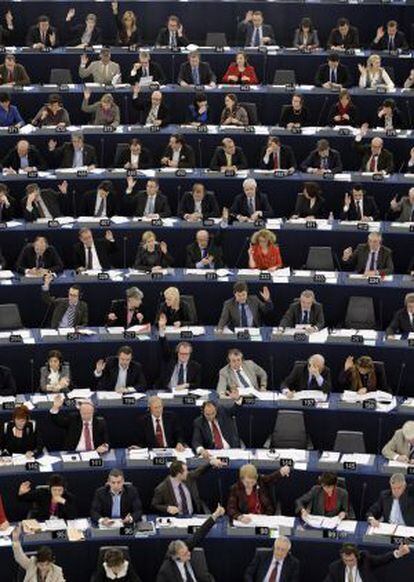 Eurodiputados votan durante el pleno de este martes.