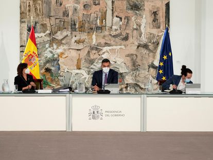 Pedro Sánchez preside la reunión del Consejo de Ministros en la Moncloa; de fondo, el cuadro de Miquel Barceló.