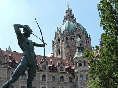 'El arquero', en la plaza del Nuevo Ayuntamiento, en Hannover. La estatua apunta exactamente al asiento del alcalde.