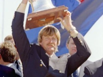 Sir Peter Blake levanta la Copa Am&eacute;rica de 1995.
