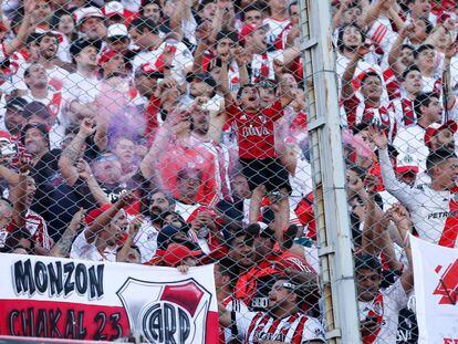 Aficionados de River alientan a su equipo en la final de la Copa Libertadores en el Estadio Monumental, que finalmente se suspendió.
