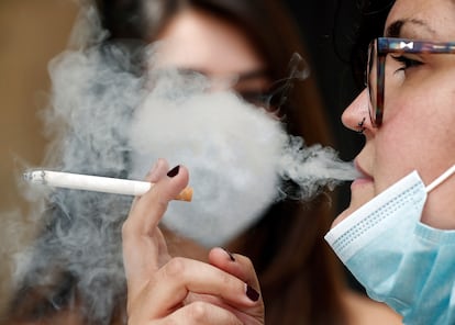 Una mujer, fumando en una terraza de Pamplona en agosto de 2020.