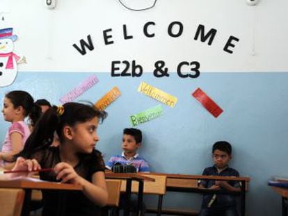 La educación pública libanesa está desbordada por la llegada de más de 200.000 estudiantes sirios. Más de la mitad de los desplazados entre tres y 18 años está fuera de la enseñanza formal