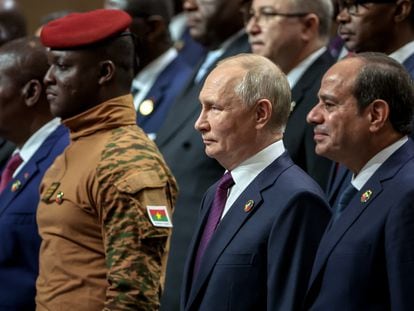 El capitán Ibrahim Traoré, presidente de Burkina Faso, y el líder ruso Vladímir Putin, junto al egipcio Al Sisi, durante la cumbre África-Rusia del pasado 28 de julio en San Petersburgo (Rusia).