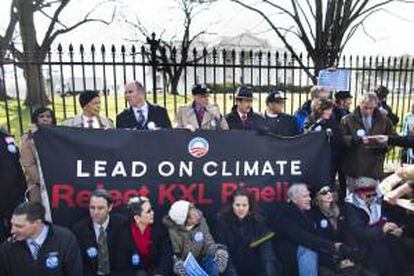 Activistas de los grupos ecologistas Sierra Club, 350.org y Committed Citizens protestan delante de la Casa Blanca en contra de la construcción del oleoducto Keystone XL el 13 de febrero de 2013 en Washington DC (EE.UU.). EFE/Archivo