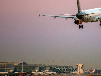 Un avión de Vueling en el aeropuerto de Barcelona-El Prat.