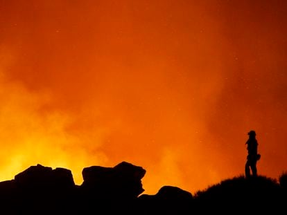 Trabajos de la Unidad Militar de Emergencias este domingo por la noche en el sector sur del incendio forestal de Arafo-Candelaria, para proteger la zona del Observatorio del Teide en Izaña y el barranco de Güimar.
