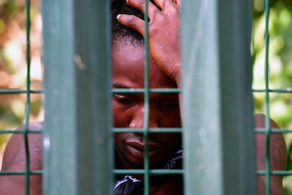 Un migrante africano de Ghana, pensativo después de llegar a Ceuta en el tercer intento, en el que dos amigos fueron deportados por la policía marroquí cuando trataban de penetrar con éxito la frontera de Marruecos. 