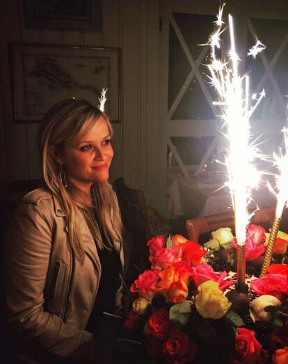 Una tarta de rosas para Reese Witherspoon. La estrella de la serie 'The Big Little Lies', fue sorprendida en su 41 cumpleaños por sus hijas con un enorme pastel cubierto de flores y bengalas.