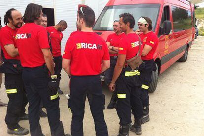 Algunos de los bomberos de la unidad ERICAM antes de partir hacia Murcia.