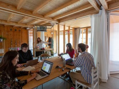 Interior del prototipo de casa sostenible, proyecto TO, o la vida en las ciudades.