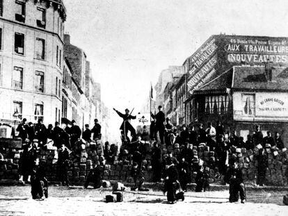Barricada en París en los días finales de La Comuna, en 1871.