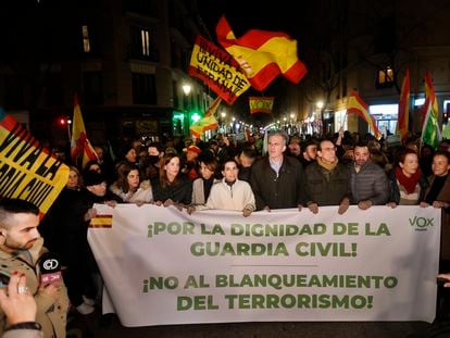 Javier Ortega Smith, en el centro, este jueves en la concentración de Vox frente al Teatro de la Abadía, en Madrid.