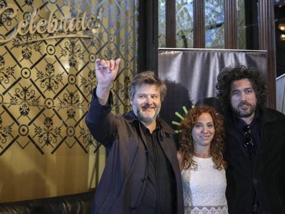Los directores Gast&oacute;n Duprat (i) y Mariano Cohn (d), y la productora de la Academia de Cine Argentino, Ver&oacute;nica Calvo.