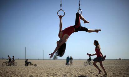 Una mujer hace ejercicios en la playa de Santa Mónica, en Los Ángeles.