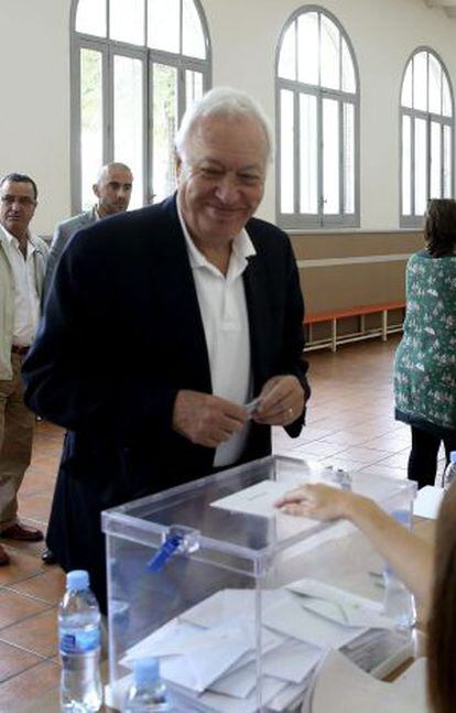 El ministro de Asuntos Exteriores, Jose Manuel García Margallo vota en las elecciones al Parlamento Europeo el pasado 25 de mayo.