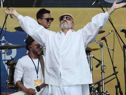 FOTO: Miguel Bosé levanta los brazos durante su actuación en el concierto Venezuela Aid Live, el 22 de febrero. / VÍDEO: El vídeo del Gobierno que critica Bosé.