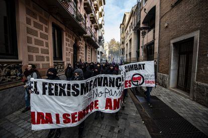 Un grupo de manifestantes marcha por Girona en contra de la concentración apoyada por Vox con motivo del aniversario de la Constitución.