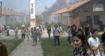 Calle de Estepa con humo de las casas incendiadas. 