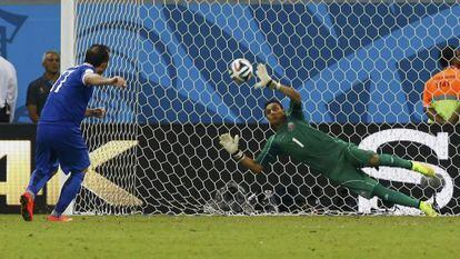 Navas detiene el lanzamiento de Gekas.