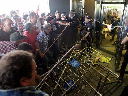 Un grupo de ganaderos trata de asaltar la sede de la Junta de Castilla y León en Salamanca, el pasado lunes.