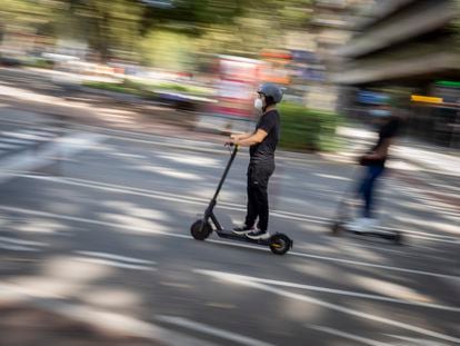 Usuarios de patinetes eléctricos en el Paseo Sant Joan de Barcelona.