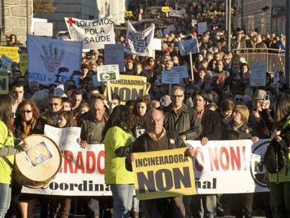 Manifestaci&oacute;n de vecinos de O Irixo contra la instalaci&oacute;n en el municipio de una incineradora de basuras. / NACHO G&Oacute;MEZ