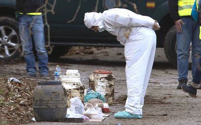 La Guardia Civil examina un zulo de ETA en Irún (Guipúzcoa).