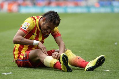 Neymar se duele de un golpe