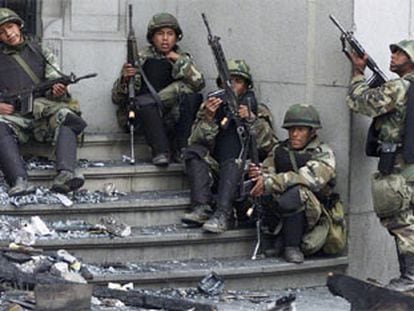 Soldados bolivianos vigilan la entrada del edificio de la Vicepresidencia en La Paz.