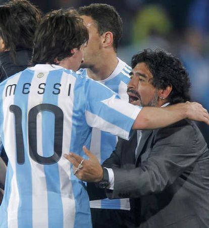 Messi, junto a Maradona.