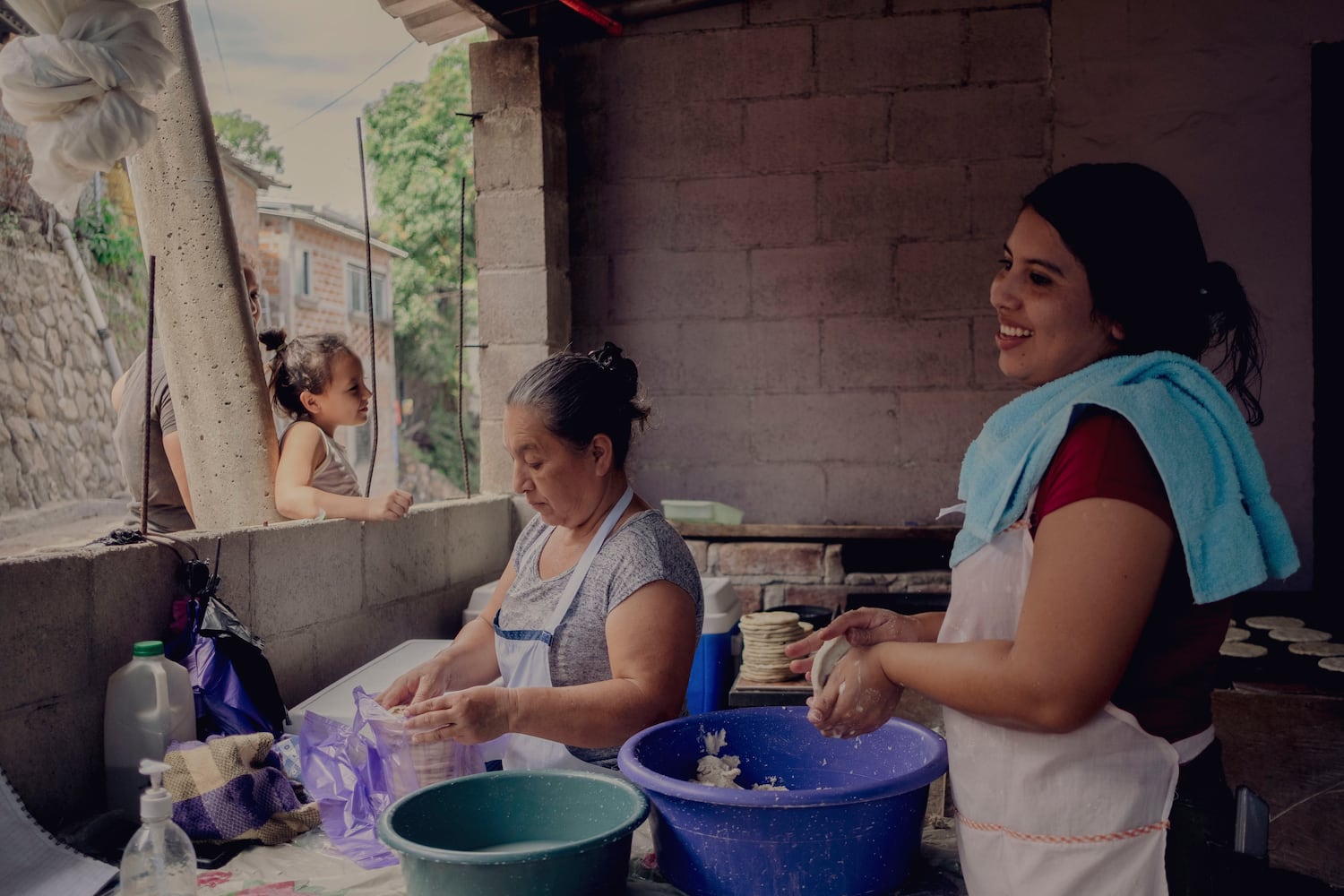 Gisele de Hernández y Marisa de Hernández venden tortillas en El Paisnal.