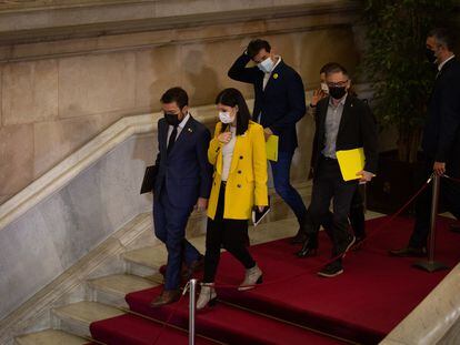 Pere Aragonès y Marta Vilalta con otros dirigentes de ERC en el Parlament en la negociación del Govern con Junts.