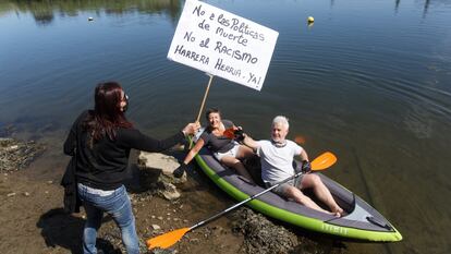 Protesta en el río Bidasoa (Gipuzkoa), junto al lugar en el que falleció ahogado un migrante en mayo.