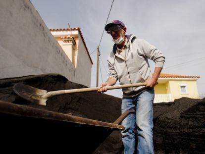 Un vecino del barrio de Las Manchas (El Paso) limpia la entrada de su casa.