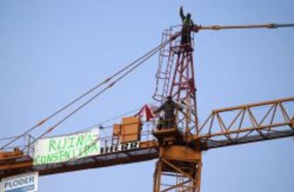 Dos hombres protestan, en 2010, en una grúa de Ploder.