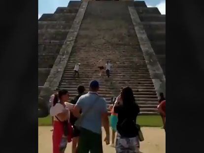 “¿Eres estúpido?”: insultos y garrotazos a un turista que subió una pirámide en Chichén Itzá