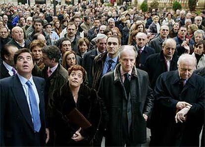 Centenares de personas se han concentrado a las puertas del tribunal para arropar a Atutxa y a los dos miembros de la Mesa.