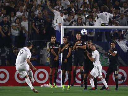 Ibrahimovic lanza un tiro libre en el empate de LA Galaxy contra LAFC el viernes en Carson, California.