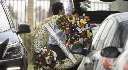 Un trabajador traslada una corona de flores de familiares de Ruiz-Mateos al velatorio organizado en una residencia de ancianos de El Puerto.