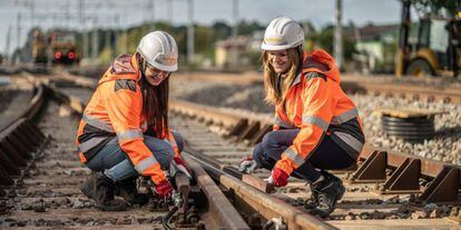 Trabajadoras de Budimex en un proyecto ferroviario.