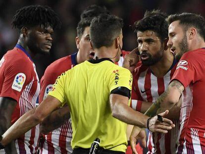 Diego Costa es expulsado en el partido entre el Barcelona y el Atlético de Madrid. En vídeo, el entrenamiento del Atlético este jueves sin Costa.