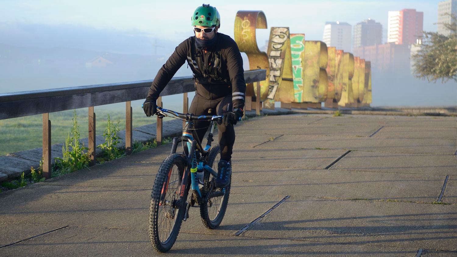 Un ciclista hace deporte, esta mañana, en Vitoria.