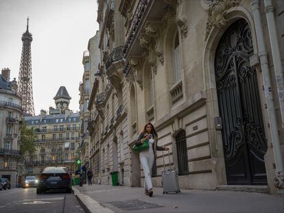 Una mujer camina junto al palacete supuestamente propiedad del expresidente gabonés Ali Bongo en París (Francia) este viernes.