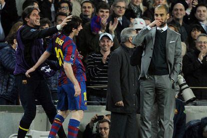 Leo Messi celebra en la banda con Pinto y Guardiola su cuarto gol al Arsenal.