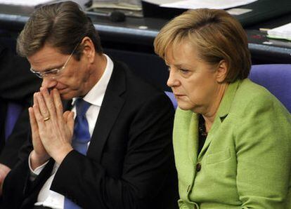 La canciller alemana, Angela Merkel ( d) , y el vicecanciller y ministro de Exteriores, Guido Westerwelle ( i) , durante un debate en el Bundestag, Berlín, en 2010.