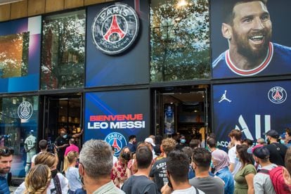 Cientos de personas, ayer a las puertas de una tienda del PSG con la imagen de Messi.