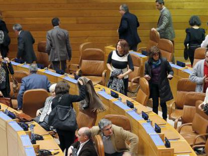 Los diputados de la oposici&oacute;n, salvo pos portavoces, abandonan el pleno para protestar por la medida de control del p&uacute;blico a la tribuna.