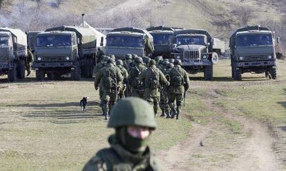 Tropas militares a las afueras de Simferopol, Ucrania. 