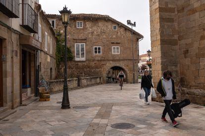 Several pedestrians, through the streets of the municipality October 6.